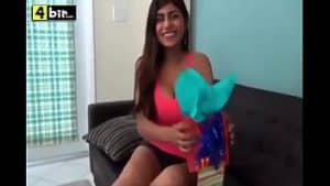 Mia Khalifa und ein heißes Geburtstagsgeschenk.